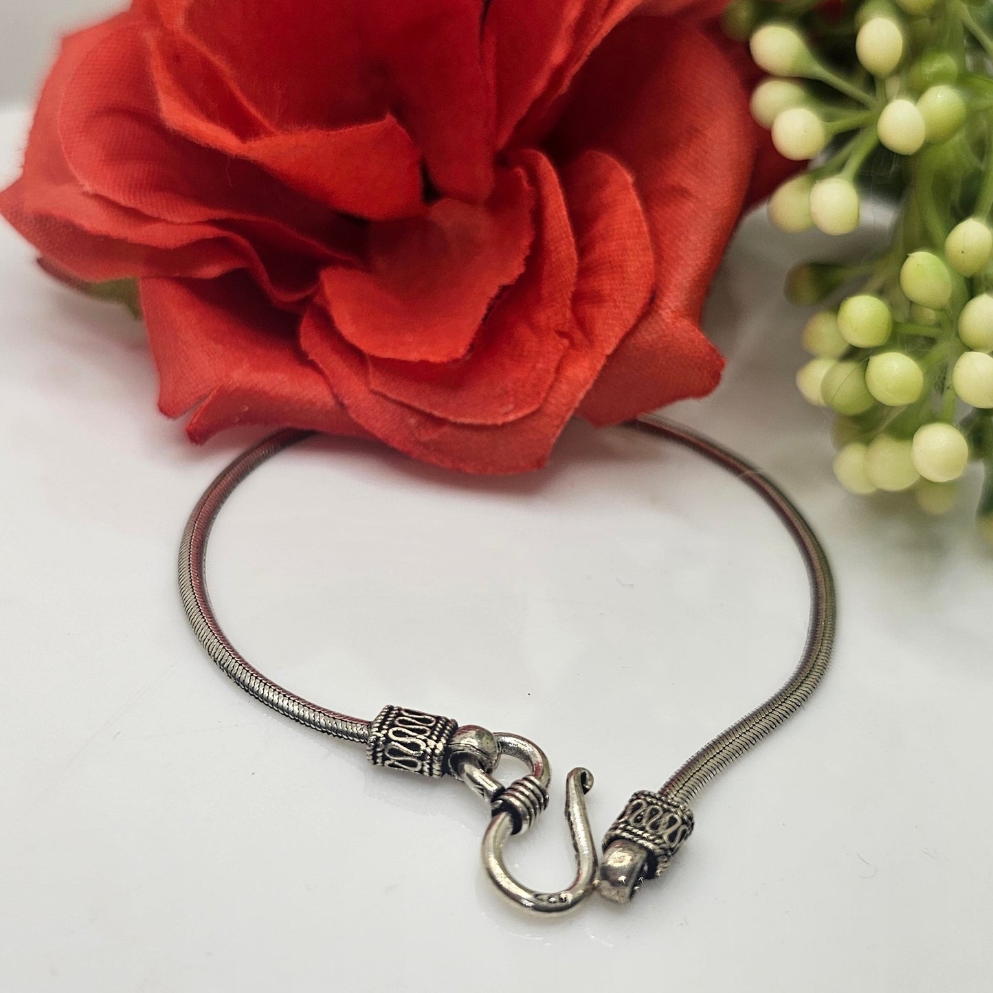 Sleek chain bracelet