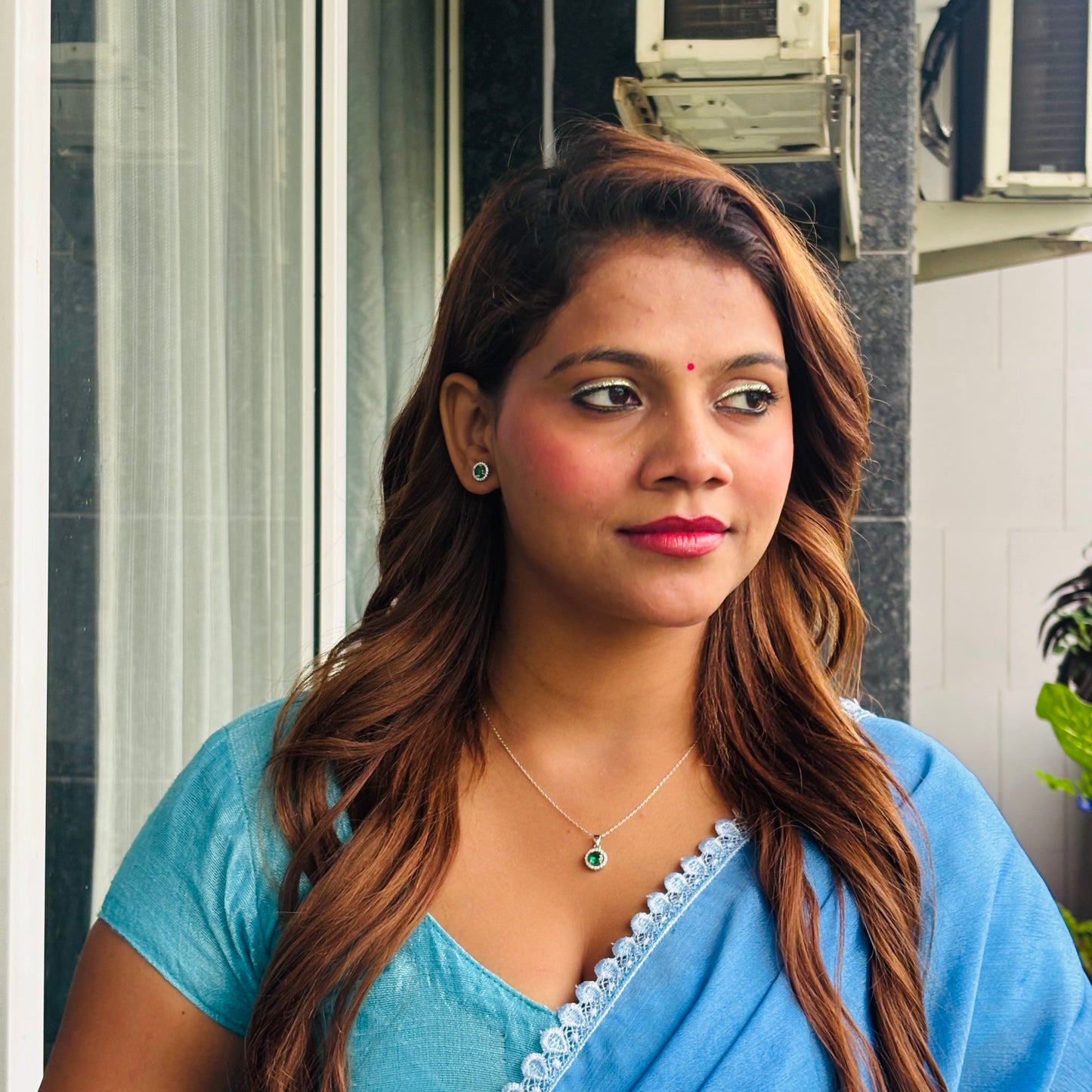 Circle green stone pendant set