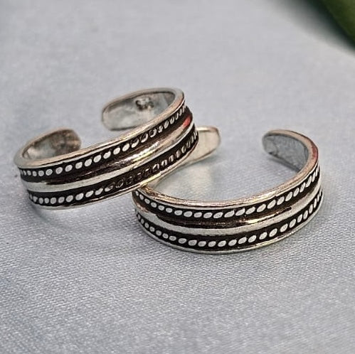 Oxidised lines toe ring 