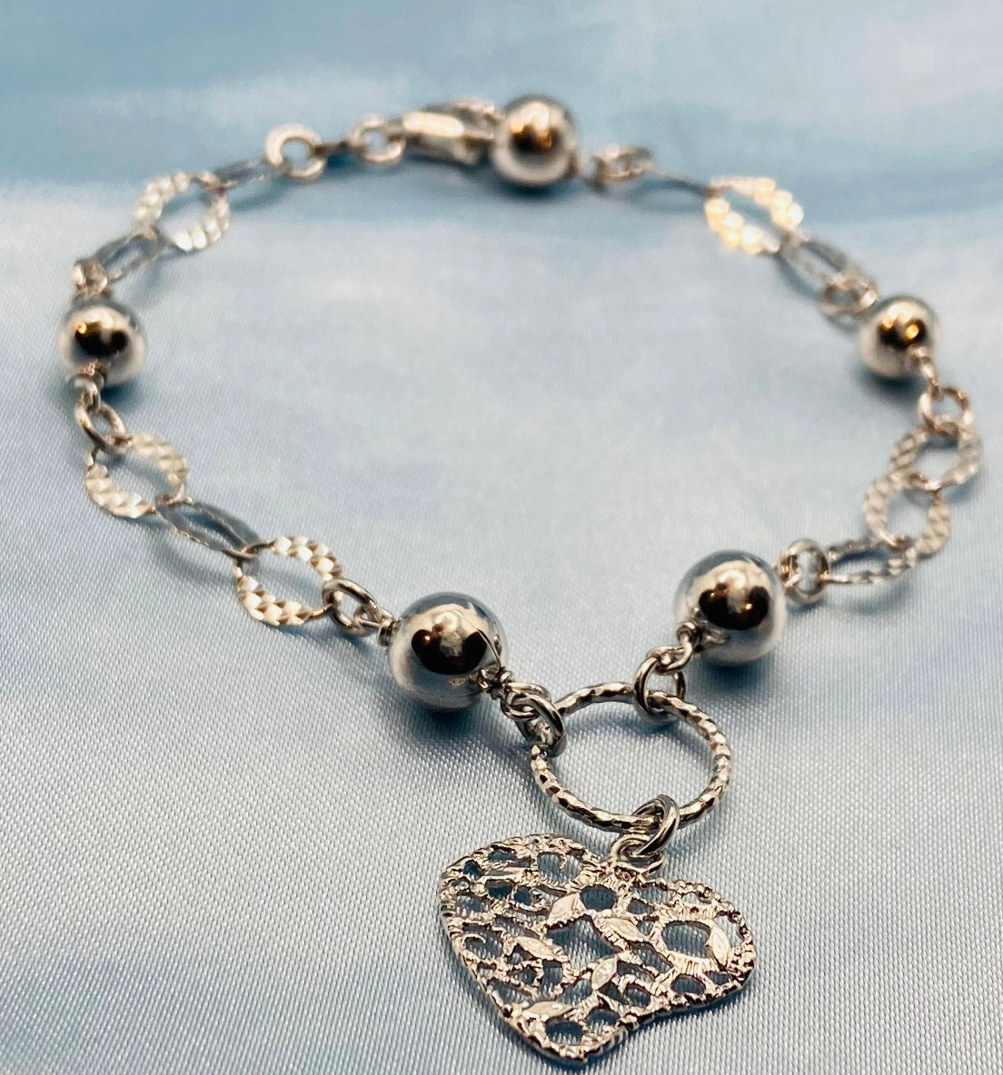 Round beads with net heart