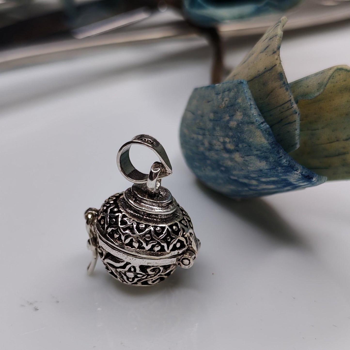 lil moving pendant