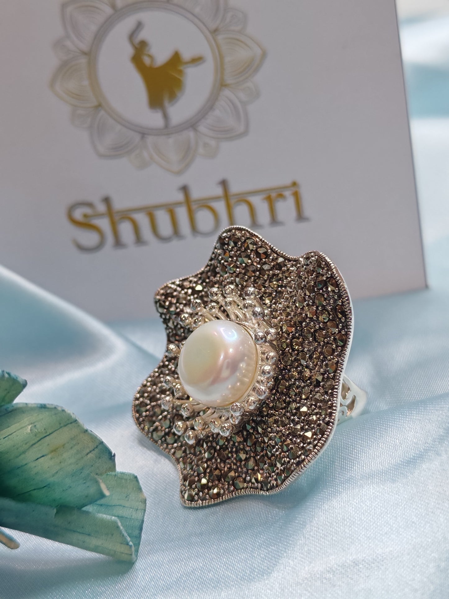 Wavy flower ring