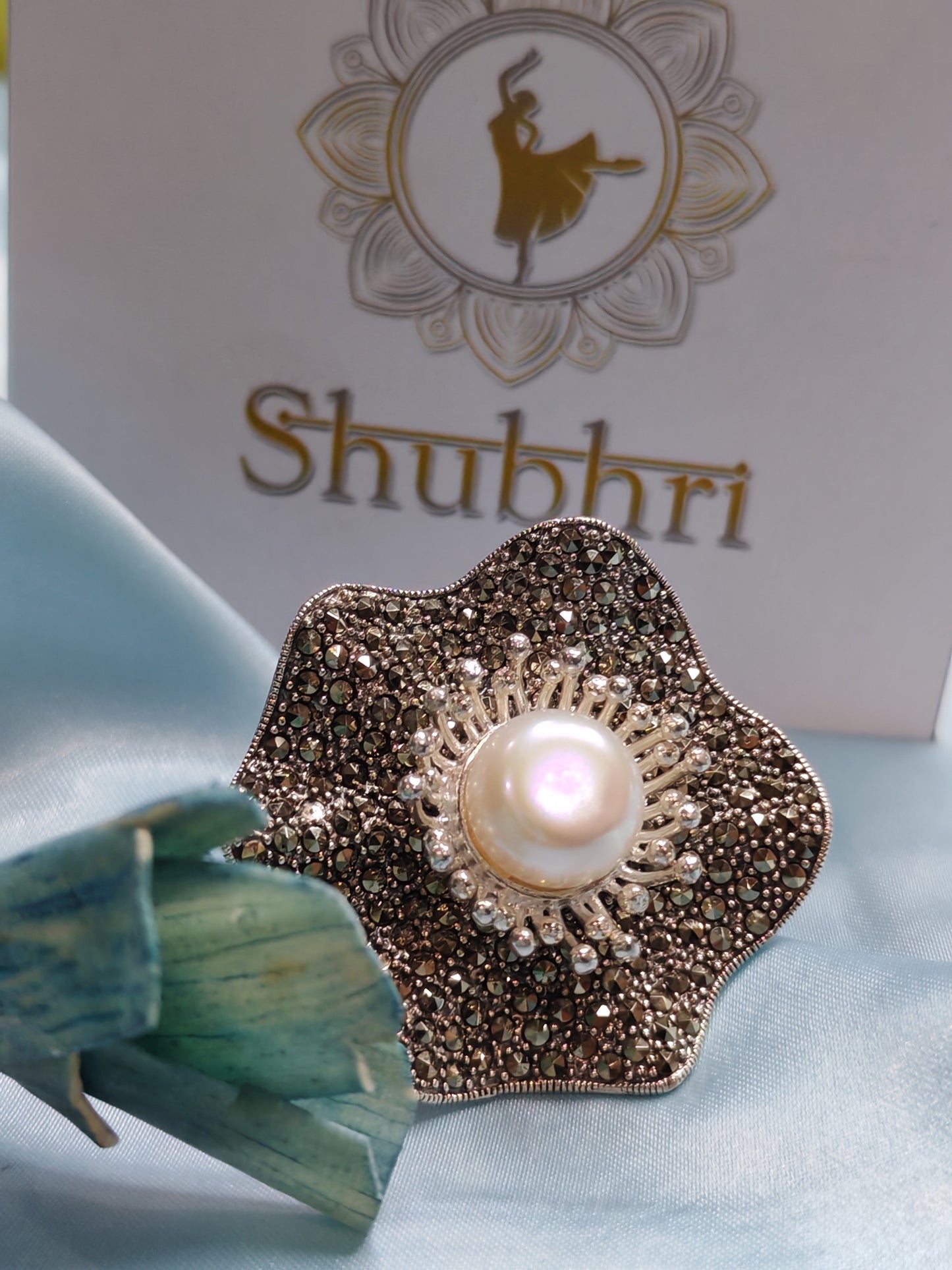 Wavy flower ring