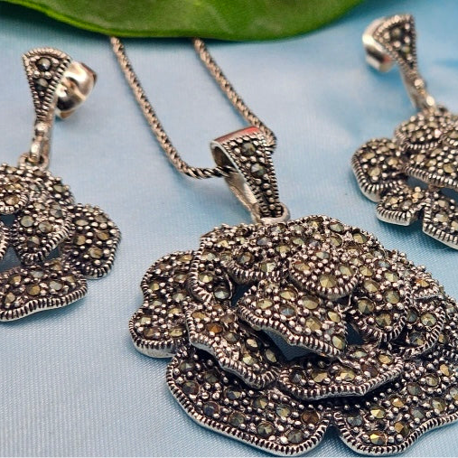 Layered Flower Pendant & Earrings Set