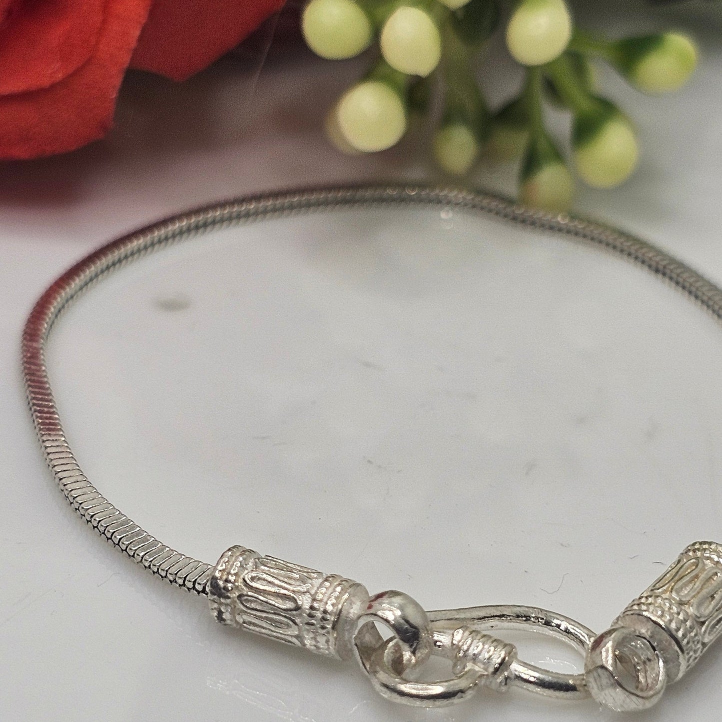 Silver sleek chain bracelet