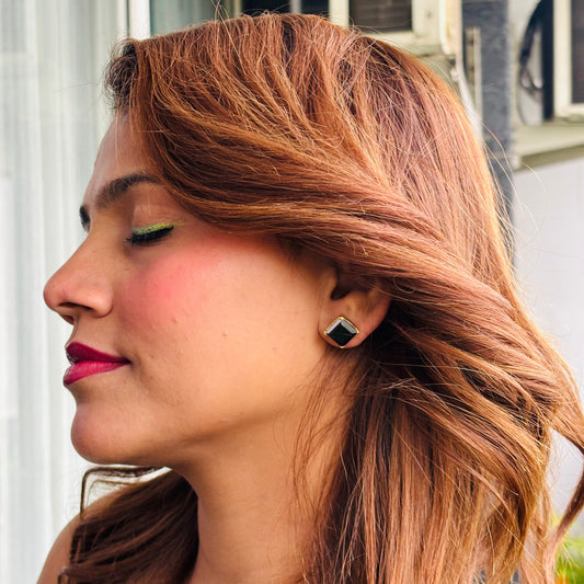 Big black stone, square studs￼