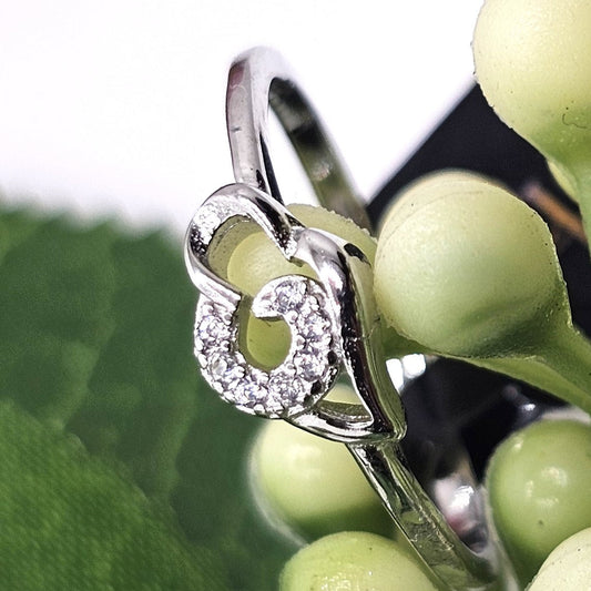 CURVERD HEART RING