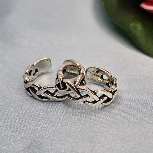 Braid design toe ring
