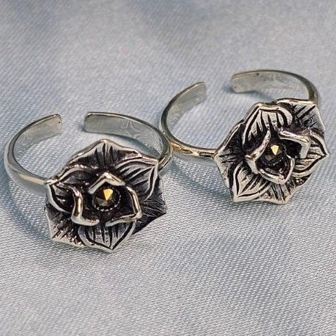 Rose toe ring
