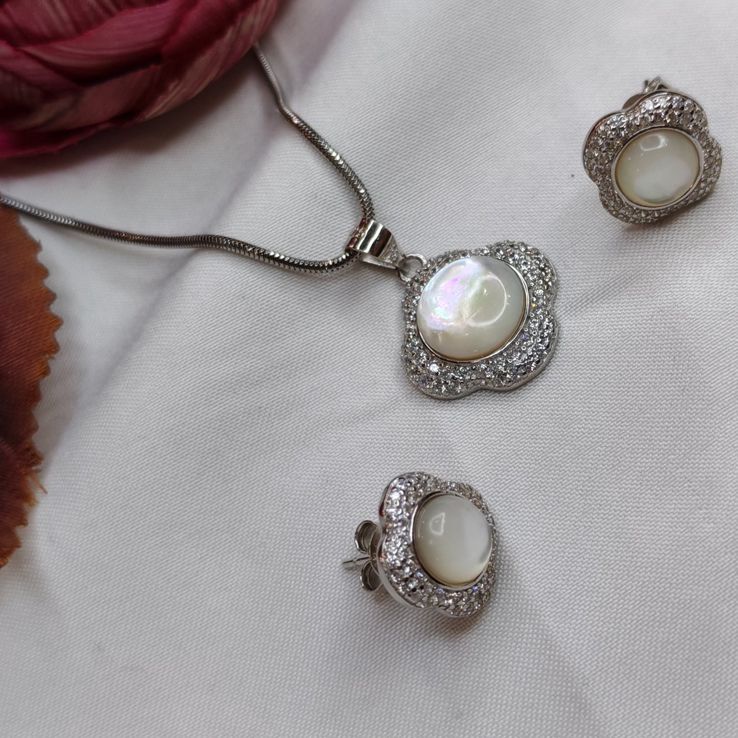 White Pearl Pendant Set