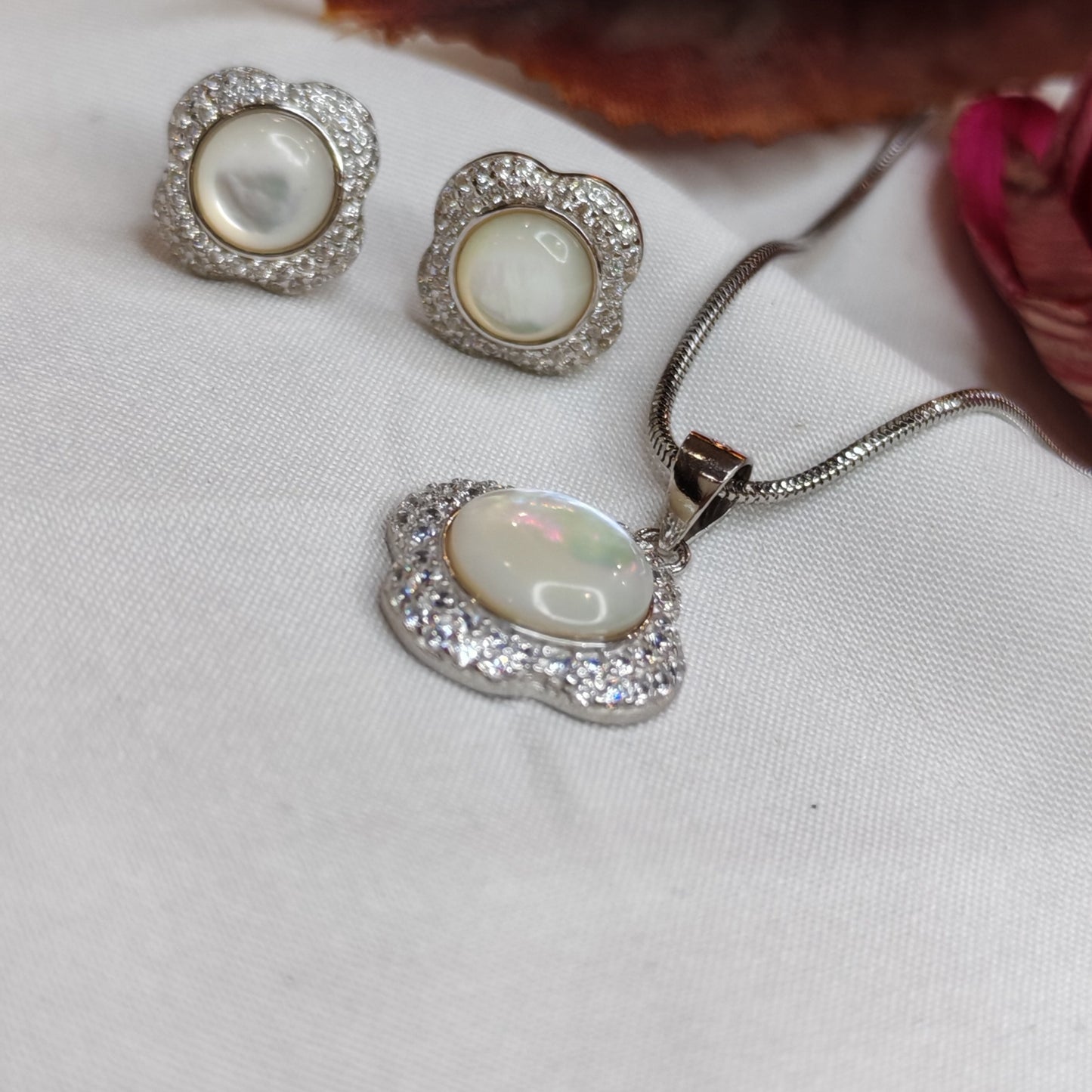 White Pearl Pendant Set