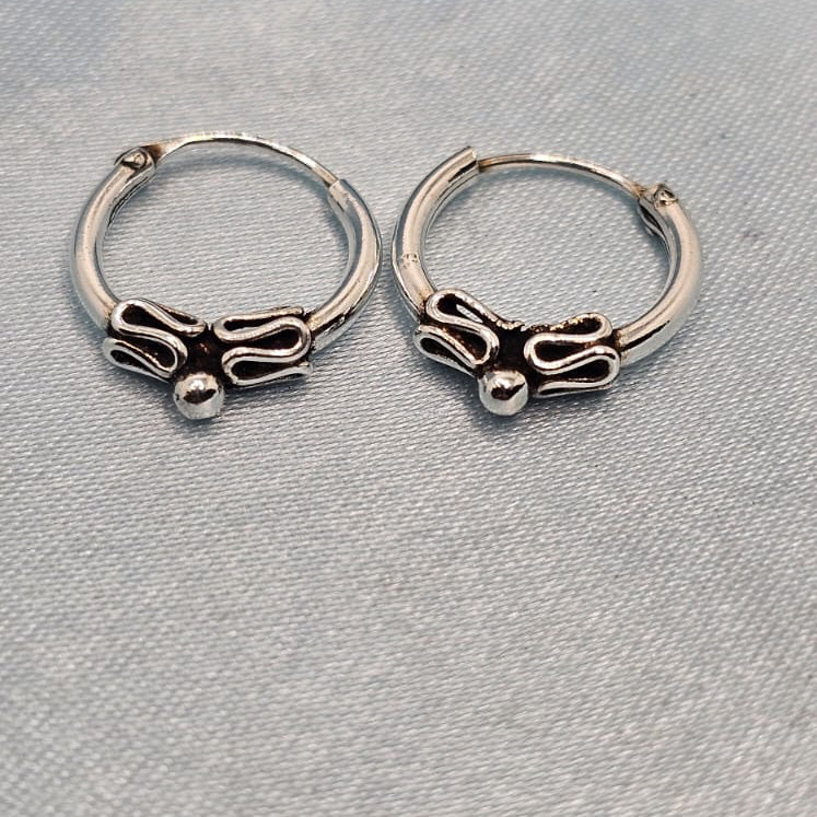 Minimal Motif Hoop Earrings