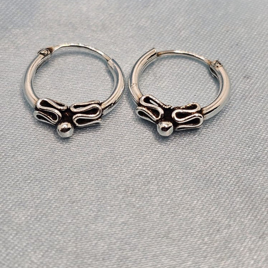 Minimal Motif Hoop Earrings