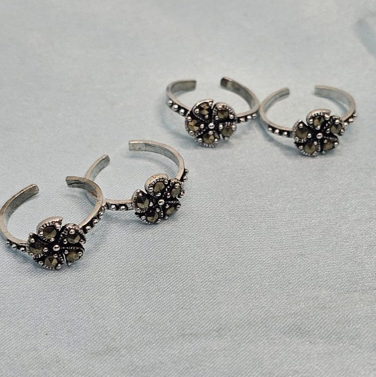 Vintage Bloom 
Toe ring