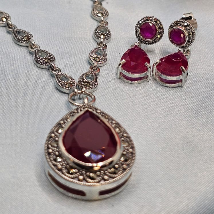 Red necklace set