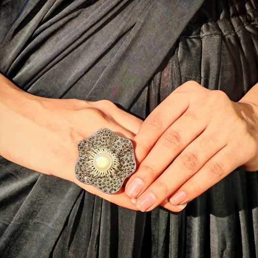 Wavy flower ring