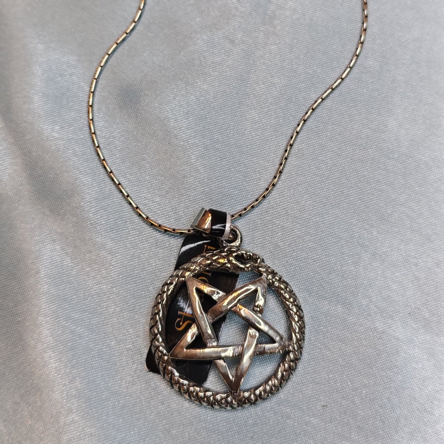 Round devine pendant Rakhi