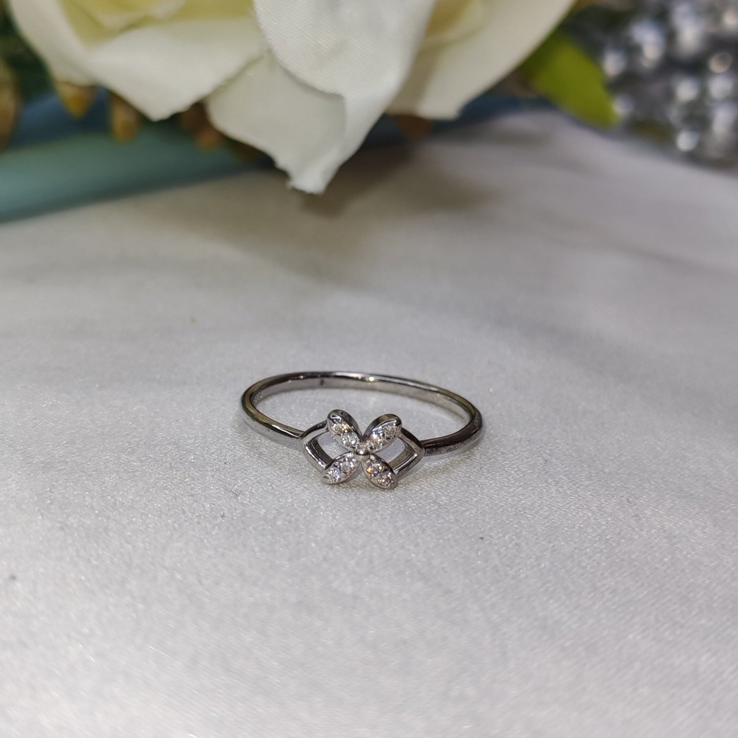 Four petals ring