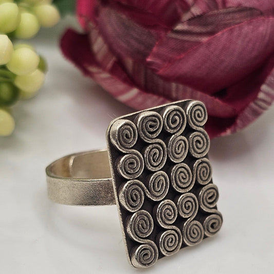 Spiral design ring