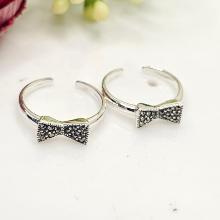 Bow Toe ring